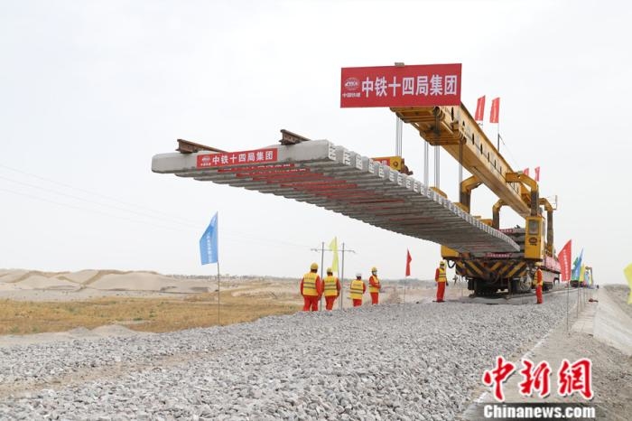 资料图：和若铁路建设过程中PJ32铺轨机全线首铺(中国铁建供图)